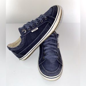 Taos Women's Moc Star Sneaker
Blue Denim
Size 8